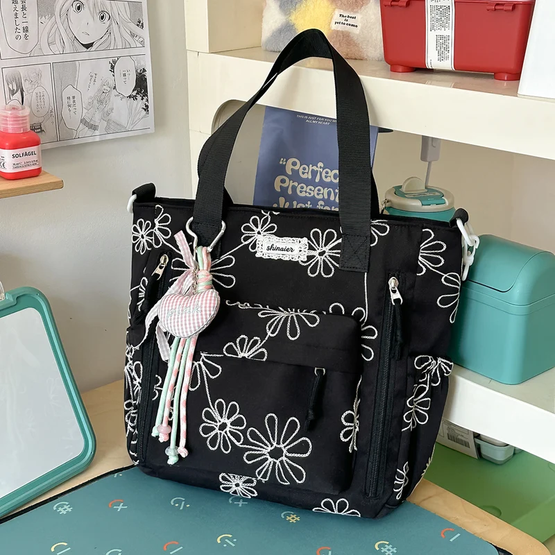 Bestickter Rucksack mit floralem Muster Karnz