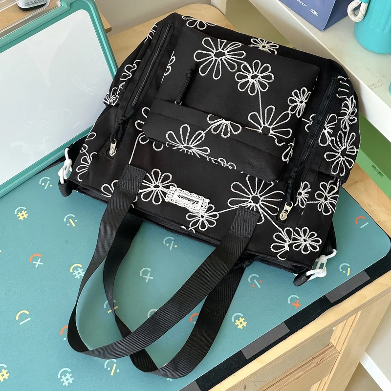 Bestickter Rucksack mit floralem Muster Karnz