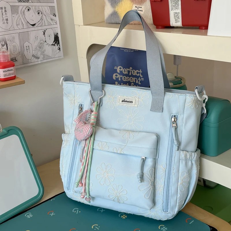 Bestickter Rucksack mit floralem Muster Karnz