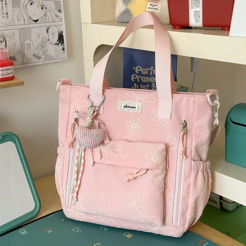 Bestickter Rucksack mit floralem Muster Karnz