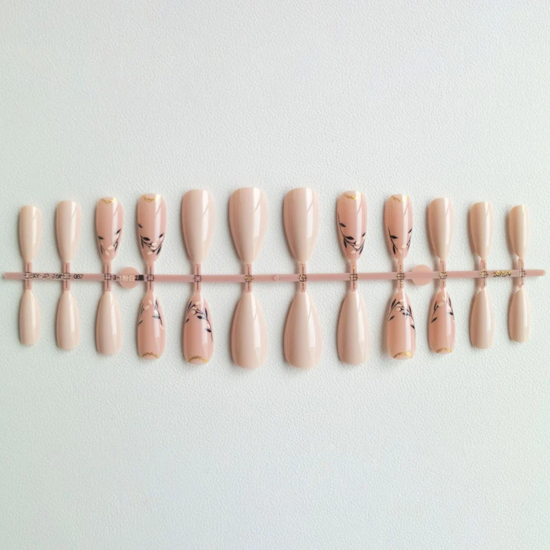 Künstlerische florale Akzent-Nagelkunst
