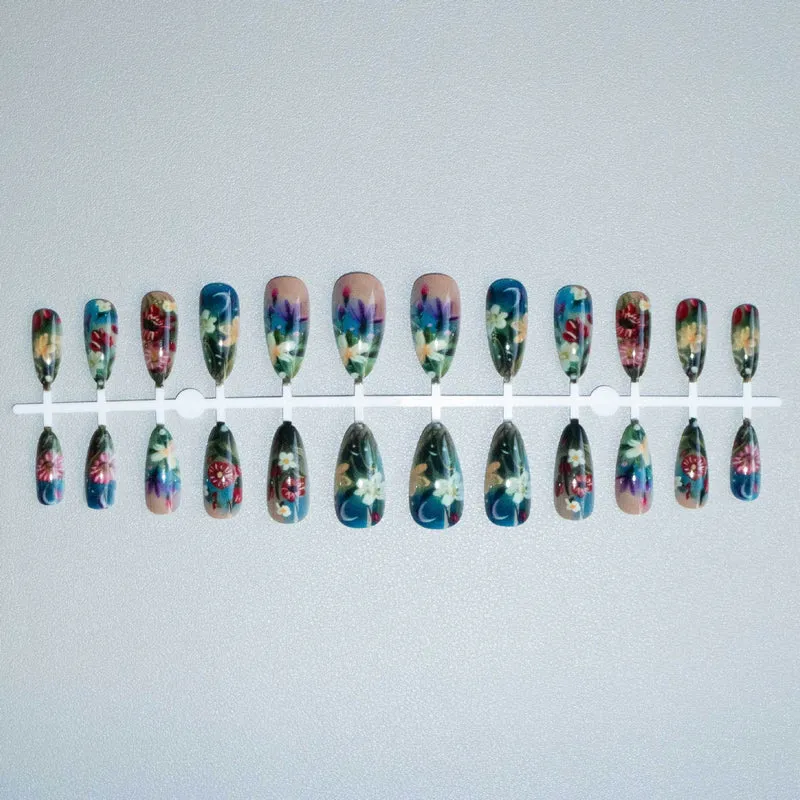 Künstlerisches Floral-Nageldesign-Set