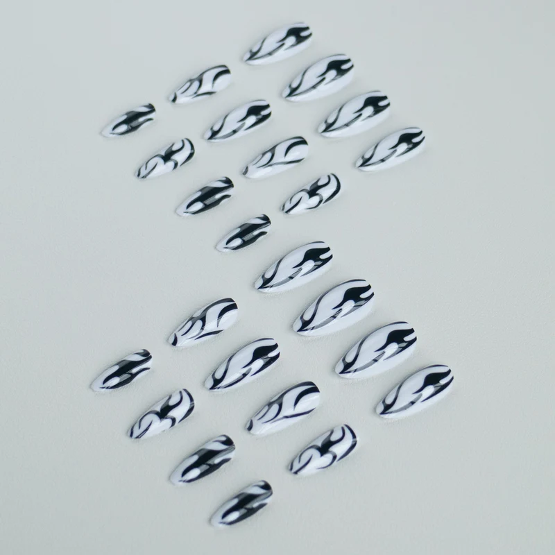Künstlerisch von Flamme inspiriertes Stiletto-Nageldesign