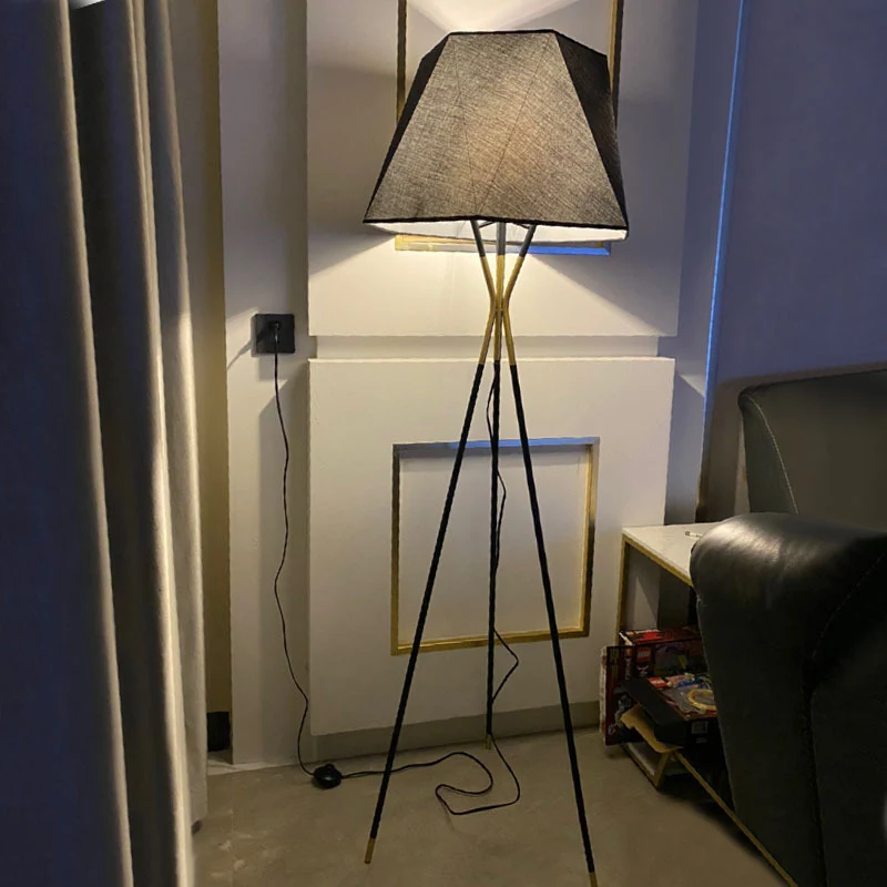 Moderne geometrische Stehlampe mit Dreibeinbasis