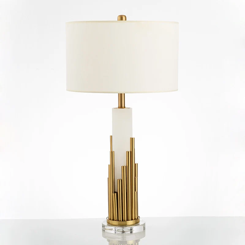 Moderne dekorative Tischlampe mit skulpturalem Messingdesign