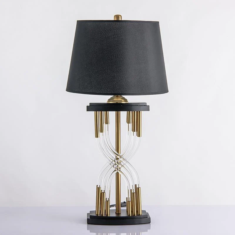 Moderne dekorative Tischlampe mit skulpturaler Basis