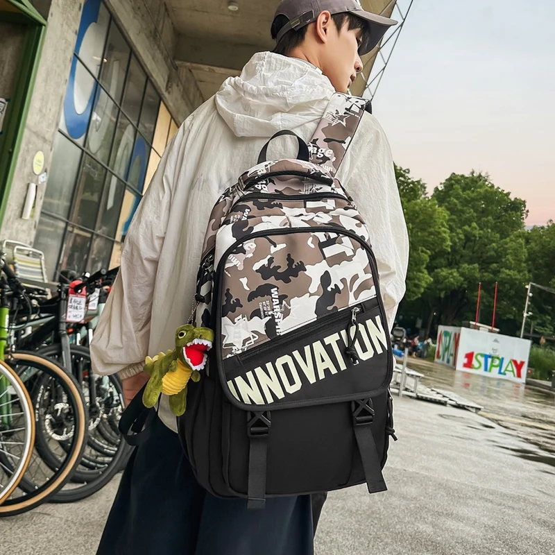Hochwertiger Mehrfachfächer-Rucksack mit Plüsch-Schlüsselanhänger Karnz