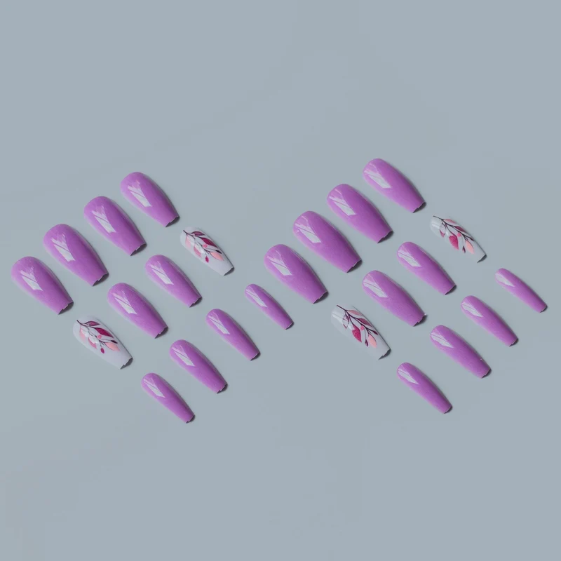 Künstlerische florale Nagelkunst