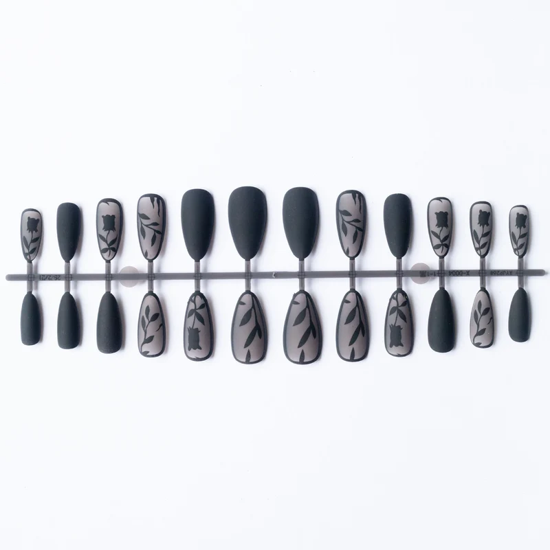 Künstlerisches, blumeninspiriertes Nagelkunst-Set