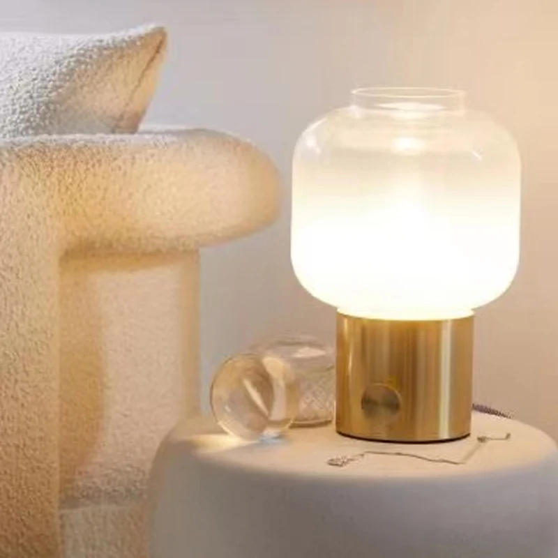 Moderne Glastischlampe mit Messingbasis