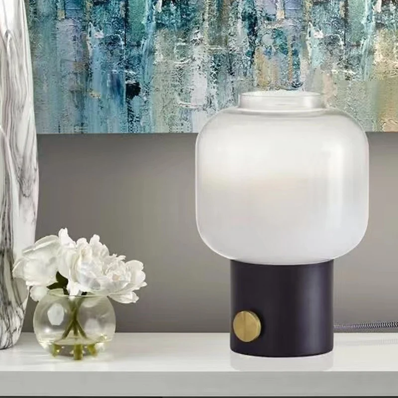 Moderne Glastischlampe mit Messingbasis