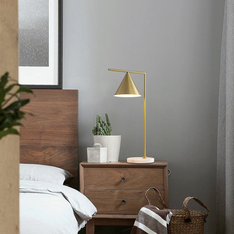 Moderne Kegel Tischlampe mit Marmorbasis