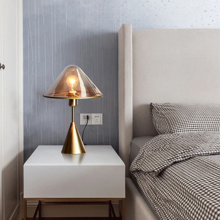 Moderne Kegeltischlampe