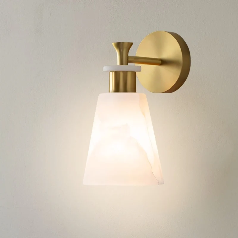 Elegante Wandleuchte mit gefrostetem Alabaster-Schirm