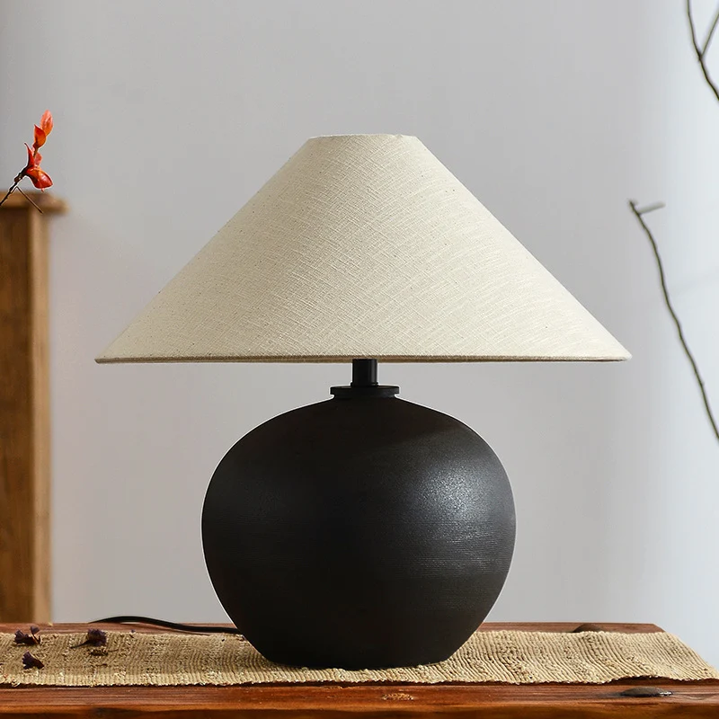 Elegante Tischlampe mit strukturiertem Keramikfuß