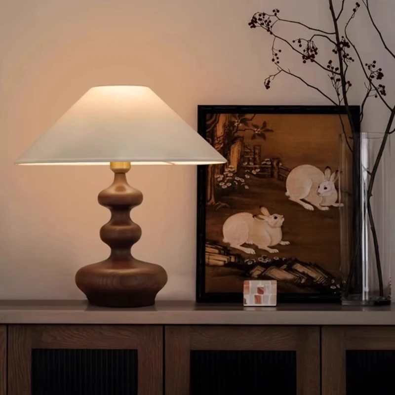 Elegante Tischlampe mit skulpturaler Basis