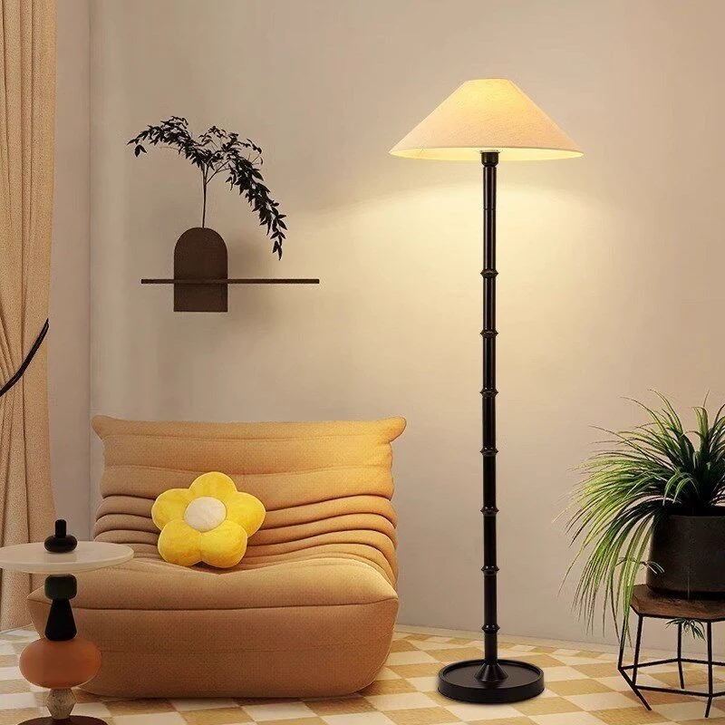 Elegante Tischlampe mit klassischem Schirmdesign