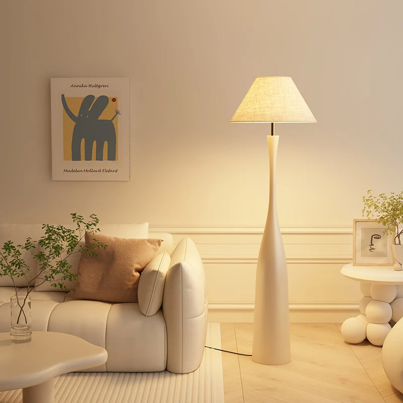Elegante Skulpturale Holzstehlampe