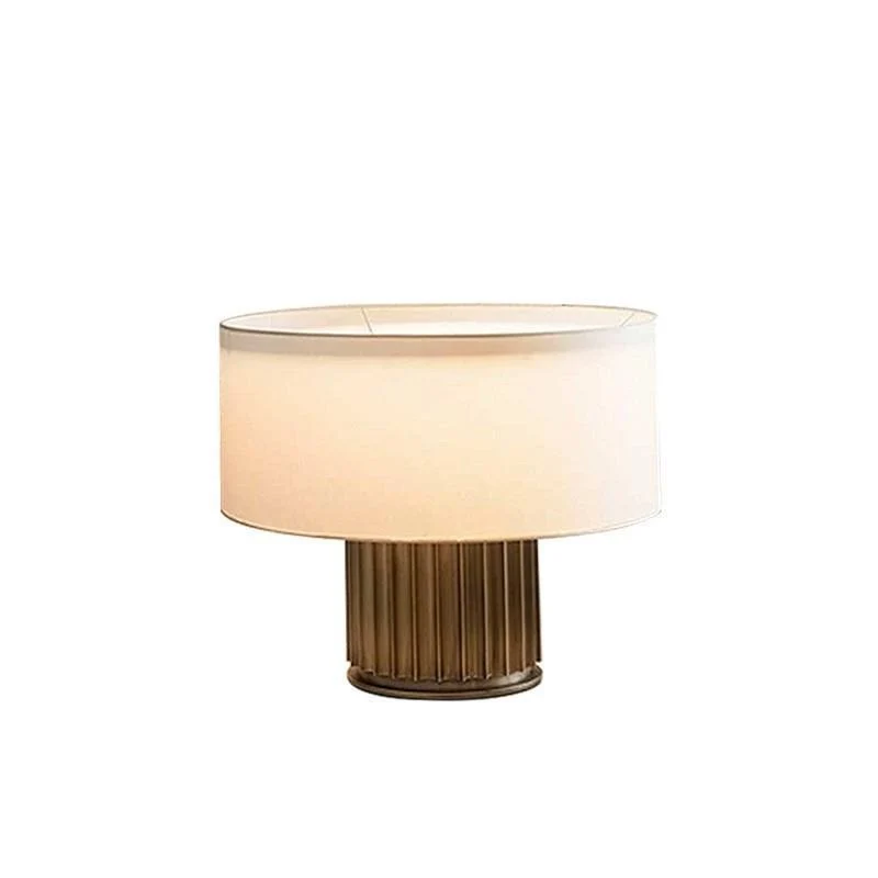 Elegante Tischlampe mit rundem Schirm