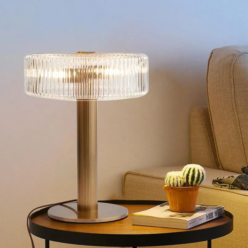 Elegante gerippte Glas- und Goldtischlampe