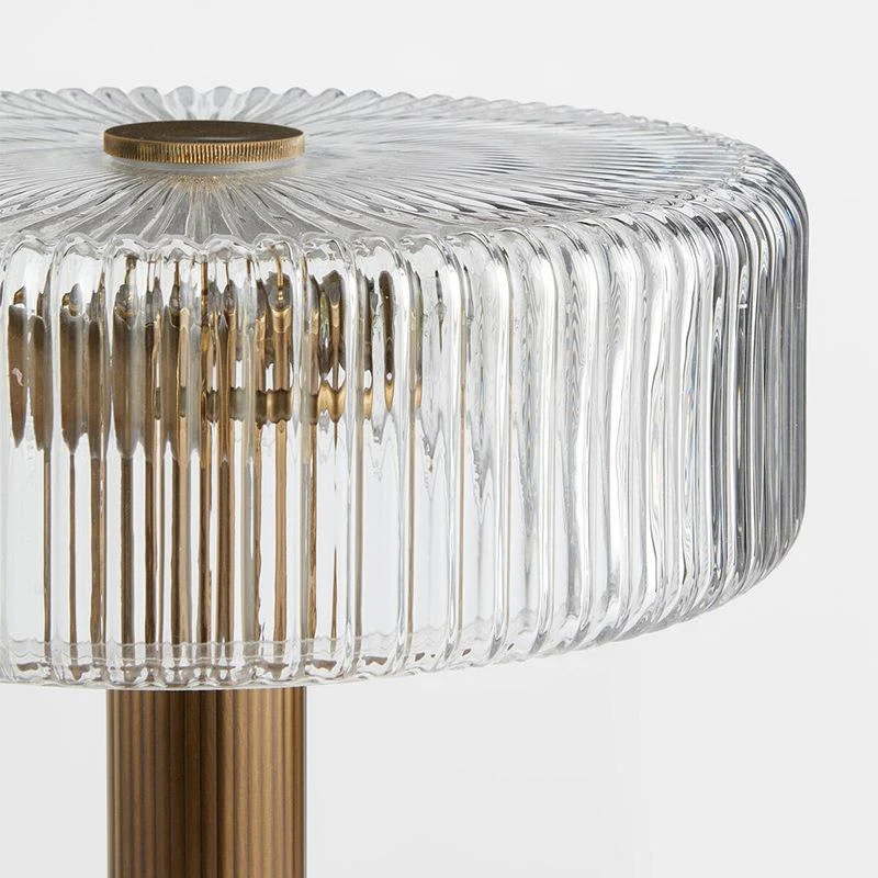 Elegante gerippte Glas- und Goldtischlampe