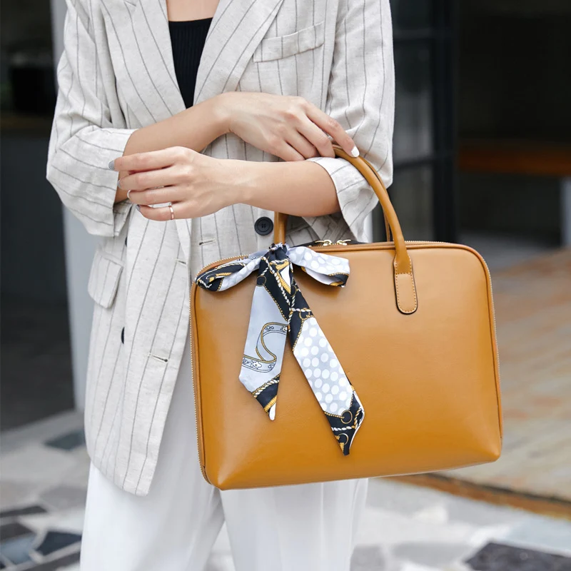 Elegante Handtasche mit trendigem Schal Skanto