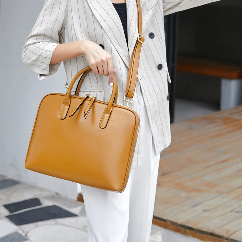 Elegante Handtasche mit trendigem Schal Skanto
