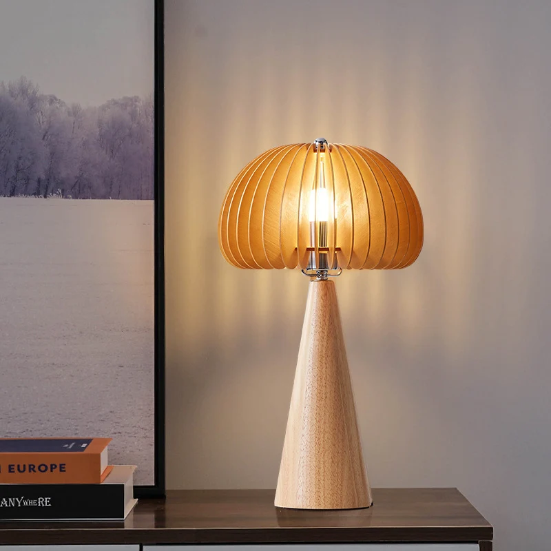 Moderne dekorative Tischlampe mit Holzfuß