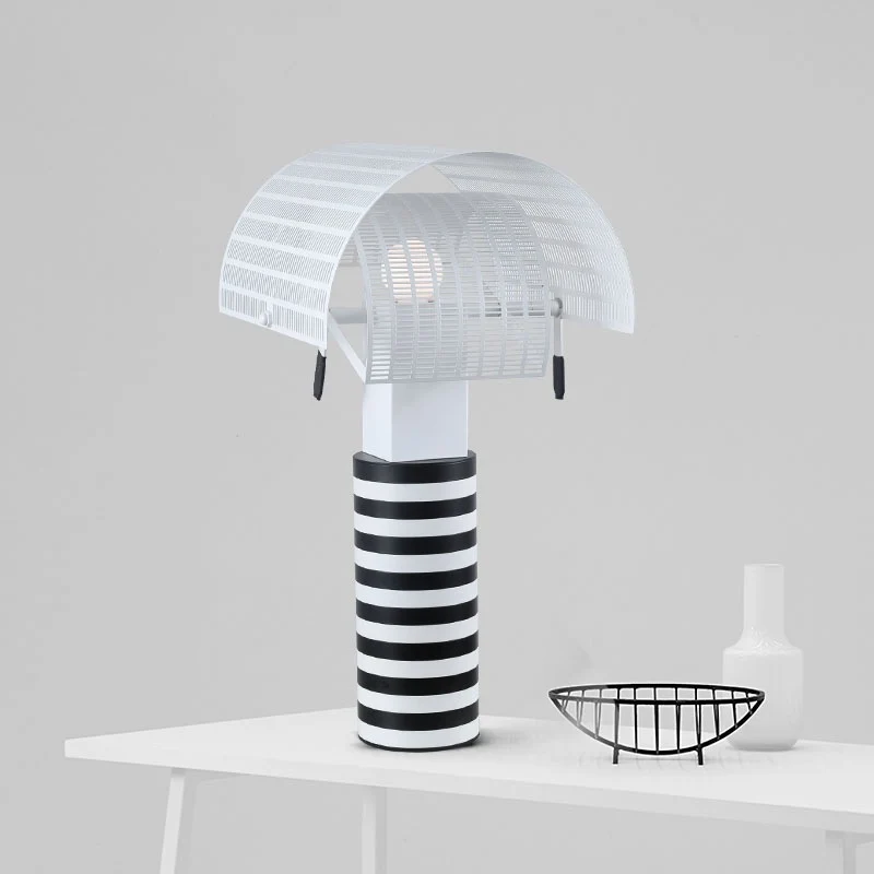 Moderne dekorative Tischlampe mit gestreiftem Fuß