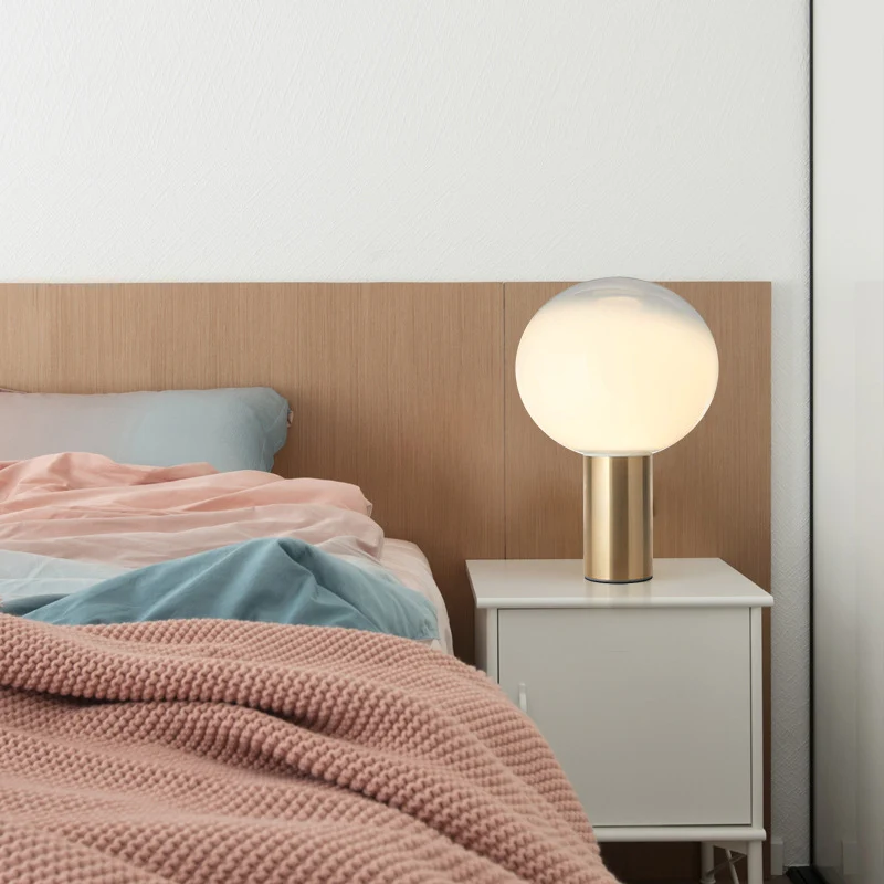 Moderne künstlerische Tischlampe mit schlankem Metallbasis und Globusschirm