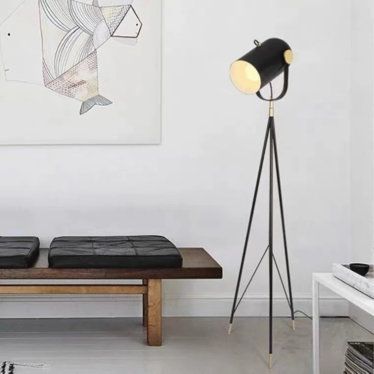 Moderne verstellbare Stehlampe mit Dreibeinfuß