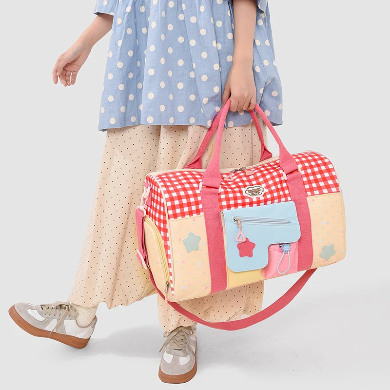 Stylische Sport- und Reisetasche mit lustigen Applikationen Skanto