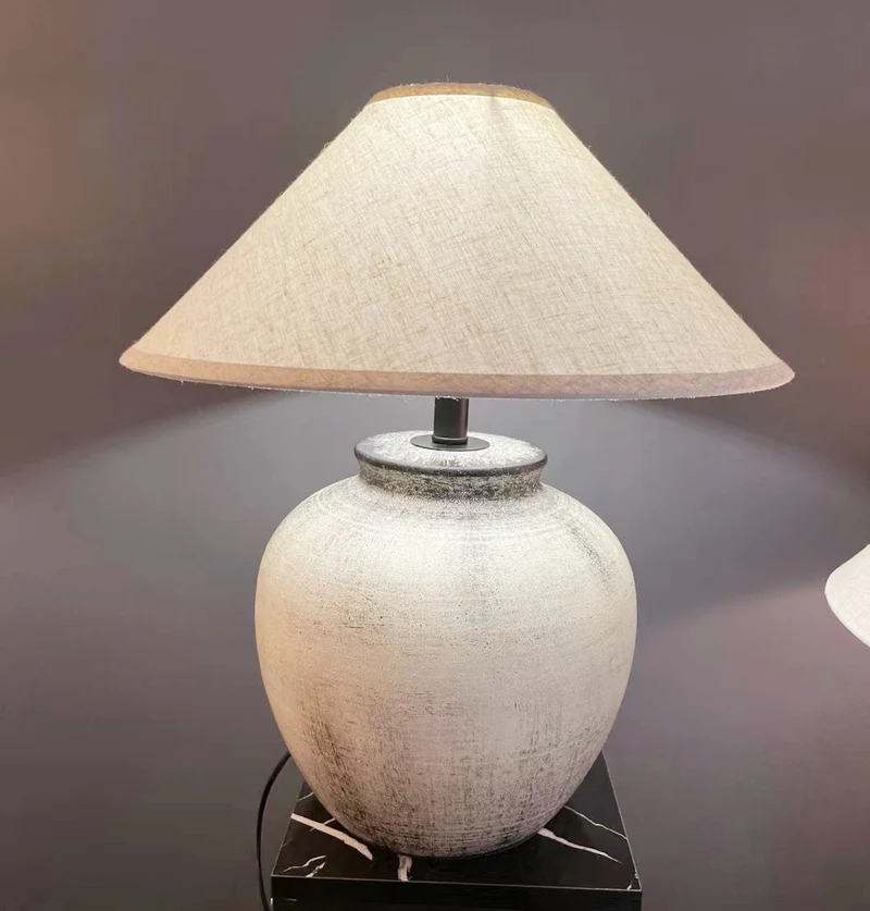 Dekorative Tischlampe mit einzigartigem Keramikfuß