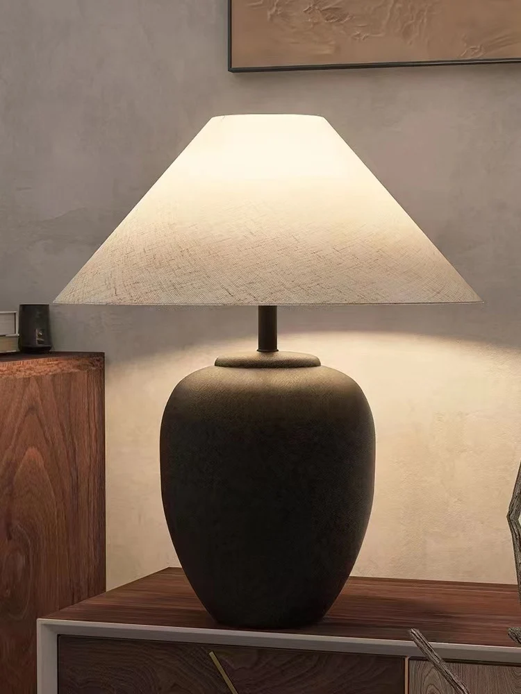 Dekorative Tischlampe mit einzigartigem Keramikfuß