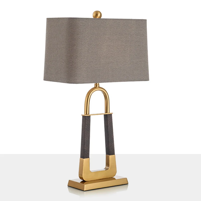 Dekorative Tischlampe mit modernem geometrischen Sockel