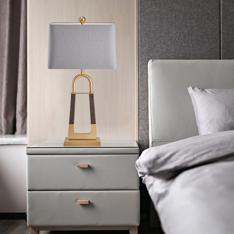 Dekorative Tischlampe mit modernem geometrischen Sockel