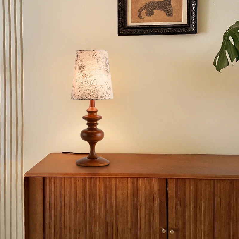 Dekorative Tischlampe mit floralem Stoffschirm