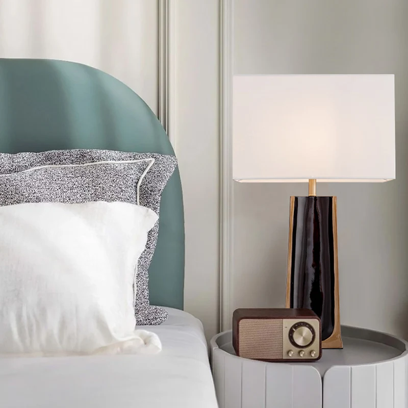 Elegante dekorative Tischlampe mit zeitgemäßem Design