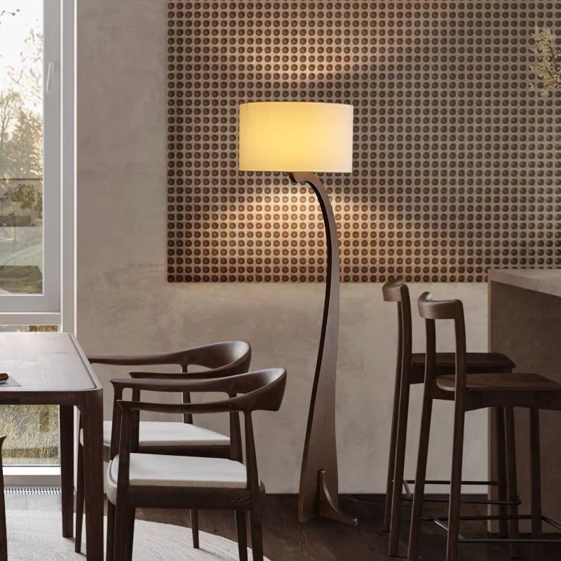 Elegante gebogene Stehlampe