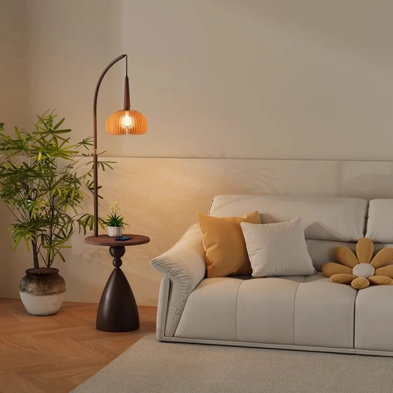 Elegante Bogenstehlampe mit integriertem Beistelltisch