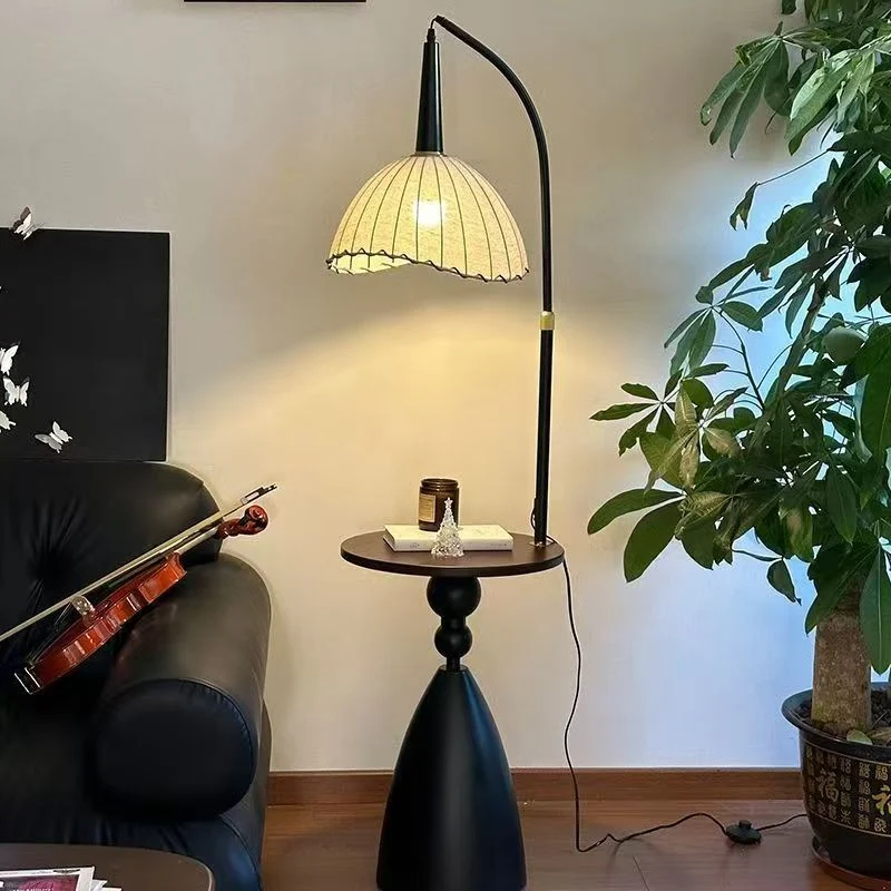 Elegante Bogenstehlampe mit integriertem Beistelltisch