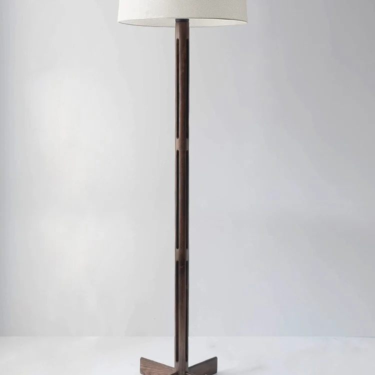 Elegante verstellbare Holzstehlampe