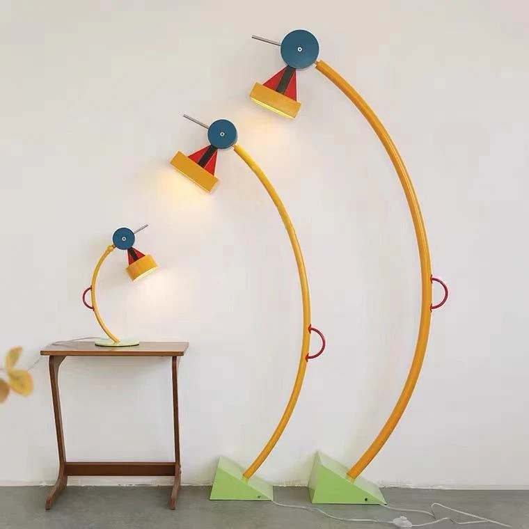 Kreative Schreibtischlampe mit verstellbarem Arm