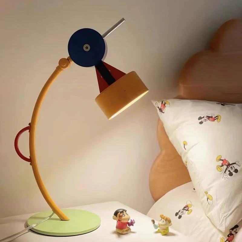 Kreative Schreibtischlampe mit verstellbarem Arm