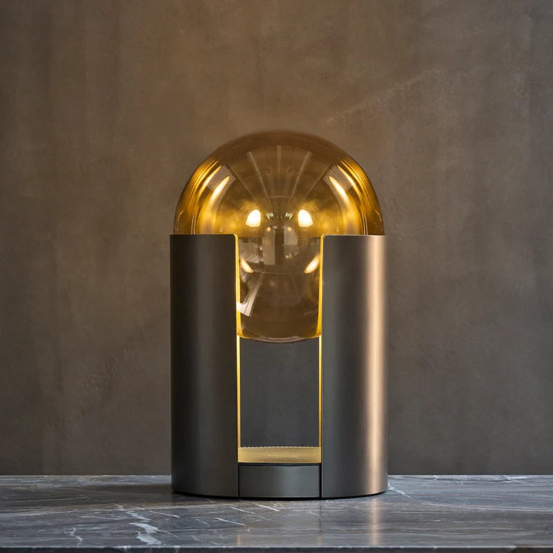 Künstlerische Glastischlampe mit modernem Design