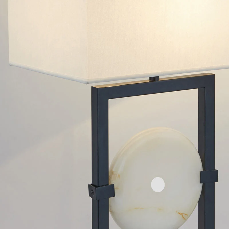 Zeitgenössische Tischlampe mit elegantem geometrischen Design