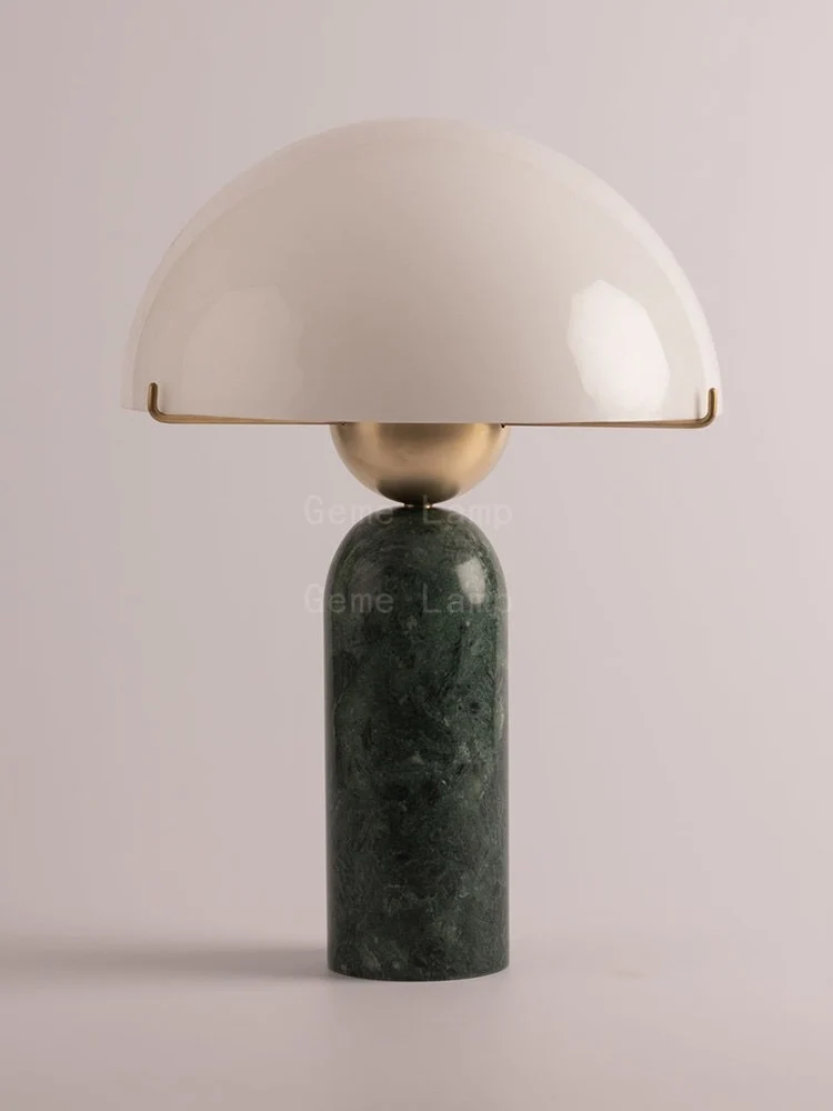 Zeitgenössische Tischlampe mit Kuppelschirm