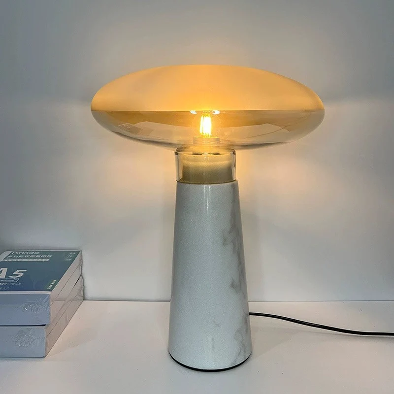 Zeitgenössische Marmor-Tischlampe mit elegantem Glasschirm