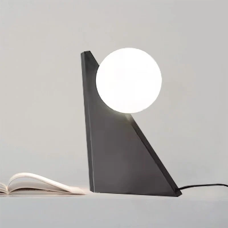 Künstlerische Dreieckige Stehlampe mit geometrischem Design