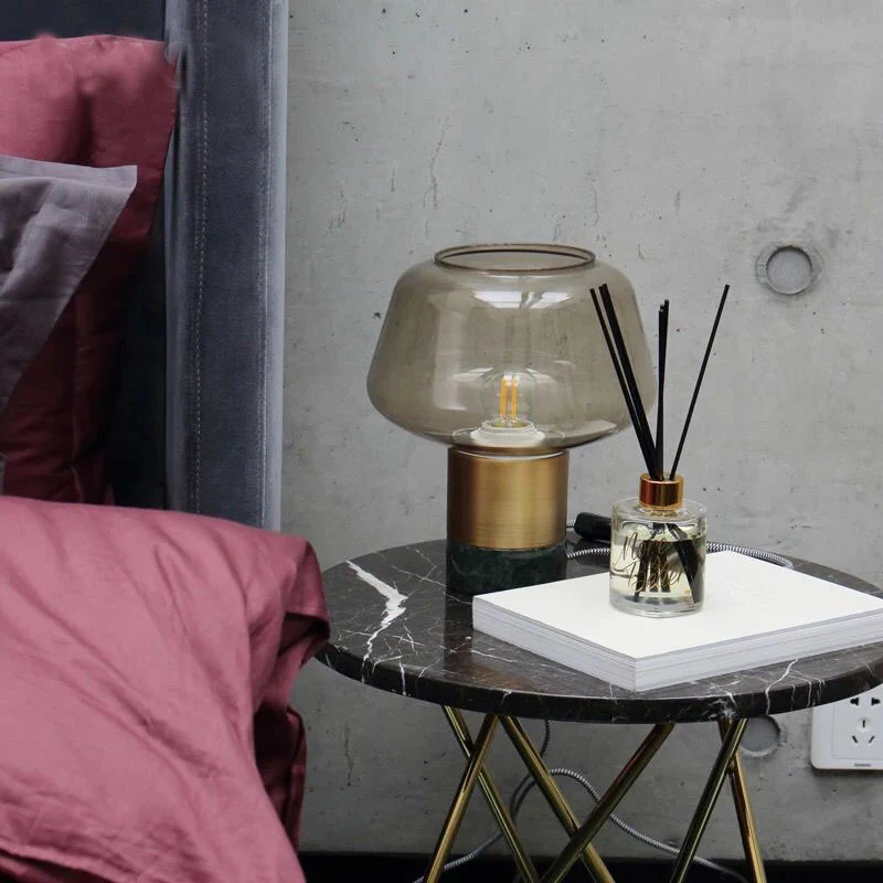 Künstlerische Tischlampe mit geometrischem Design